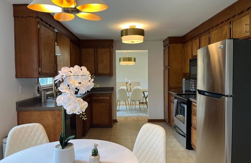 Ashwaubenon House | 1min walk to Lambeau!|King Bed