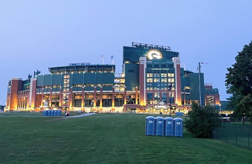 Ashwaubenon House | 1min walk to Lambeau!|King Bed