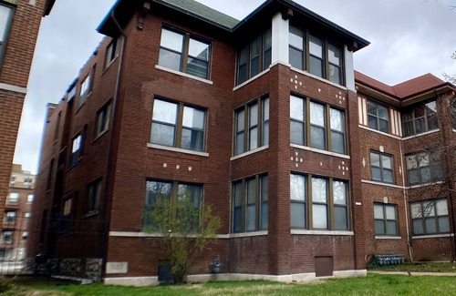 DeBaliviere Place Condo | 1st Fl King+Queen Beds, Steps to Metrolink, Free parking lot