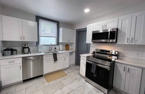 Shaker Heights Apartment | 1st FL! Modern 2Br entire apt in Shaker near to CWRU/Cleveland Clinic/Van Aken