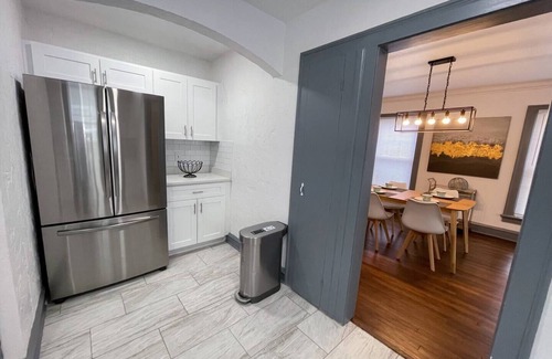 Shaker Heights Apartment | 1st FL! Modern 2Br entire apt in Shaker near to CWRU/Cleveland Clinic/Van Aken