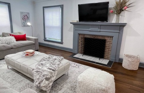 Shaker Heights Apartment | 1st FL! Modern 2Br entire apt in Shaker near to CWRU/Cleveland Clinic/Van Aken