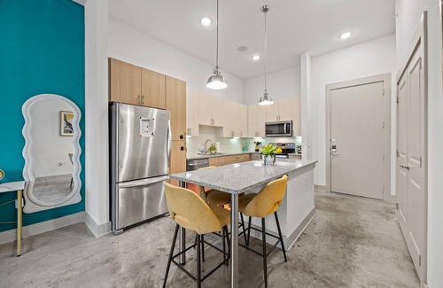 Fort Worth Apartment | 1st Floor Apt- 2min to TCU + King Bed + Pool + Gym + Parking
