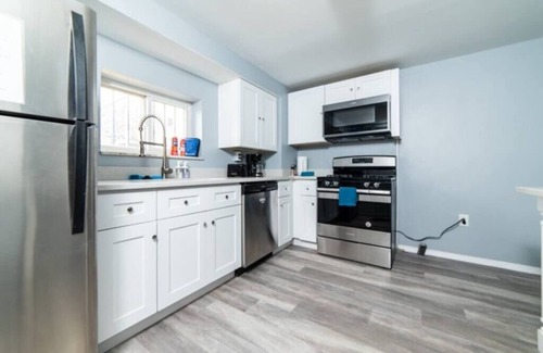 Central Northside Apartment | 1st Floor - Free Parking - Washer & Dryer - AGH