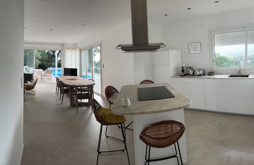 La Croix-Valmer Villa | 1st level villa overlooking the sea and the village - 300m from shops and restaurants