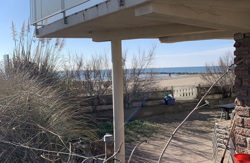 Carnon-Plage Apartment | 1st line ground floor apartment, feet in the sand