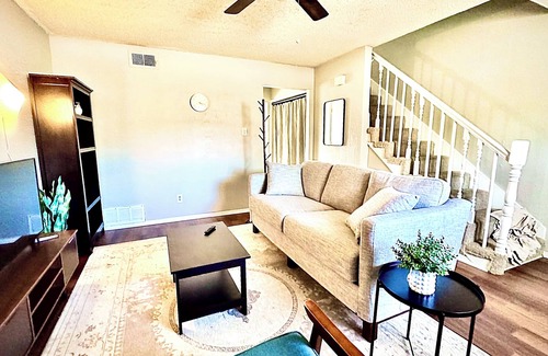 South Arlington House | 2/1.5 Charming Townhome near AT&T w/Fast WiFi & Comfy King Bed