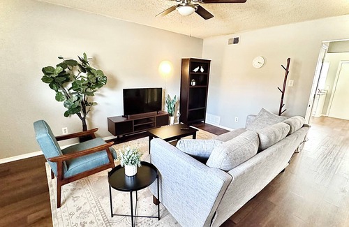South Arlington House | 2/1.5 Charming Townhome near AT&T w/Fast WiFi & Comfy King Bed
