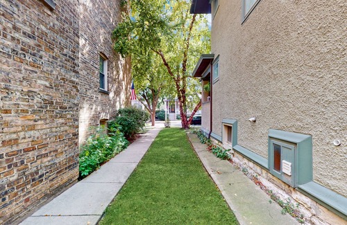 Oak Park House | 2/1 APT with parking for two in the Frank Lloyd Wright Historic District