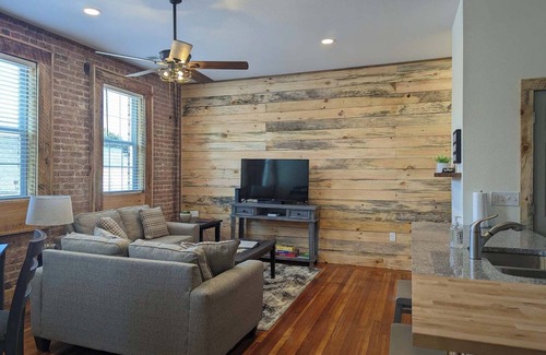 Waynesville Apartment | 2/1 Right On Main Street In The Center Of It All!