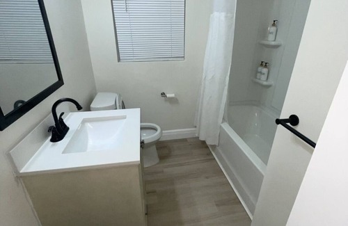 Macon House | 2/1 with Private Enclosed Yard