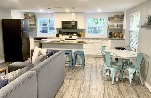 Cortez House | 2/2 blocks from the water, bike ride to the beach THE FLORIDIAN