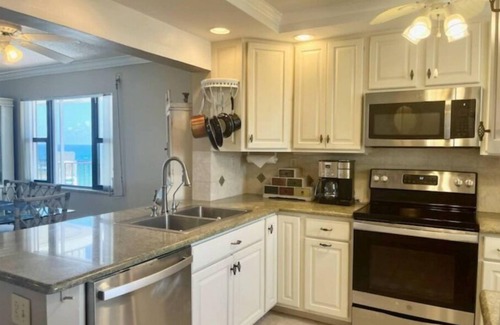 Hutchinson Island South Condo | 2/2 Steps to the Beach + Pool on Hutchinson Island
