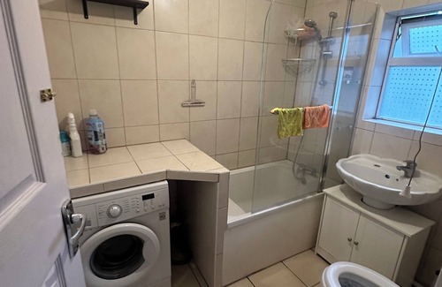 Slough House | 2/3 bedroom ground floor flat in the centre of Slough close to rail/bus London