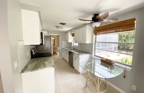 South Venice House | 2-3 bedroom pool home just 5 minutes to Beach. Bicycles & beach gear included!