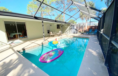 South Venice House | 2-3 bedroom pool home just 5 minutes to Beach. Bicycles & beach gear included!