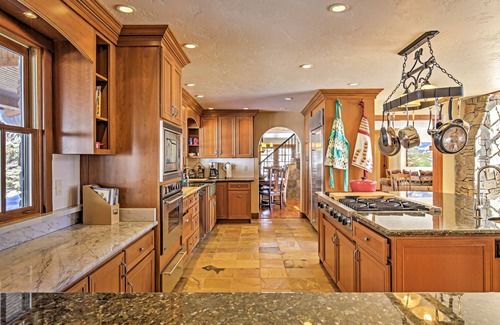 Glenwood Springs House | 2.5-acre estate boasting 6,000 Sq. feet, with private hot tub & chef's kitchen