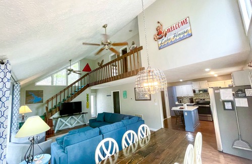 Westlake Corner House | 2.5 wooded acres on quiet deep water cove - create great vacation memories.