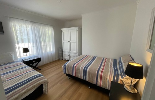 Middleton House | 2/50 Hargreaves Rd - Ocean Views