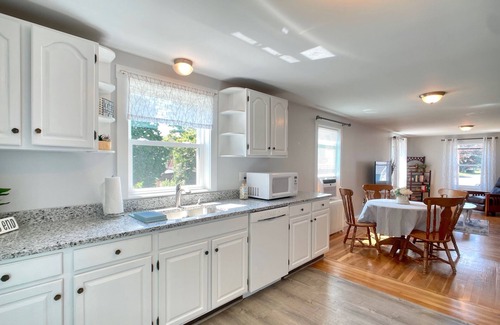 Newport East Apartment | ~2.5mi to Beaches & Downtown Newport - Private Apartment