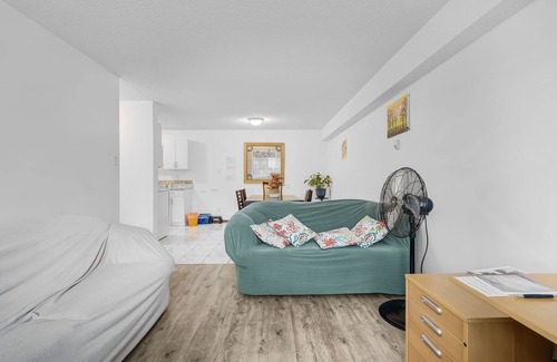 West Edmonton Apartment | ✅️2.8 km to ROGERS Place✅️ 124 Street Arts District ✅️Shops✅️Free Parking+WiFi