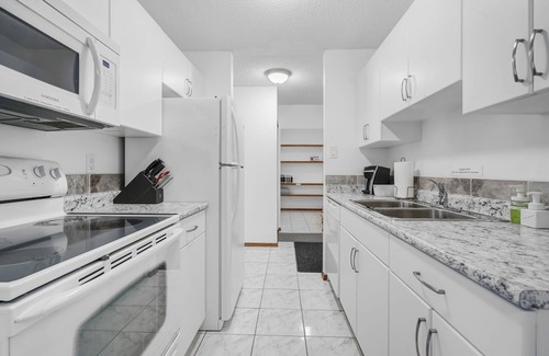 West Edmonton Apartment | ✅️2.8 km to ROGERS Place✅️ 124 Street Arts District ✅️Shops✅️Free Parking+WiFi
