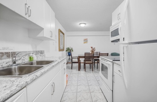 West Edmonton Apartment | ✅️2.8 km to ROGERS Place✅️ 124 Street Arts District ✅️Shops✅️Free Parking+WiFi