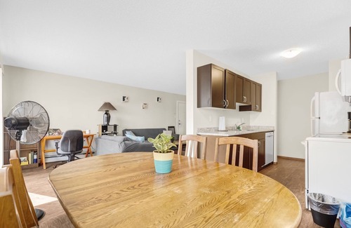 West Edmonton Apartment | ✅️2.8 km to ROGERS Place✅️ King-2 twins-futon-cot✅️ 124 Street Arts District