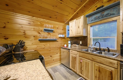 Broken Bow Cabin | 2.8mi to Park - Dog Friendly - Backyard Creek