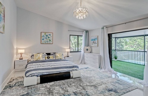 West Palm Beach House | 2 Acre Westwood Mansion with Pool, Lake, Jacuzzi, T-court & dock in Wellington