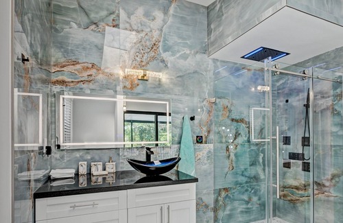 West Palm Beach House | 2 Acre Westwood Mansion with Pool, Lake, Jacuzzi, T-court & dock in Wellington