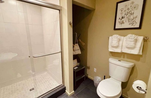 Port Angeles Apartment | #2 Alder Queen Room - Fireplace in Olympic Nat'l Pk