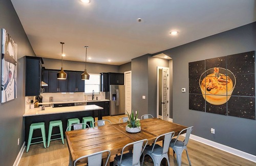 North Nashville House | 2 BACH PADS 🏨 SIDE BY SIDE | 🎱POOL TABLE | 🛌 SLEEPS 20 |🏙 NEAR DOWNTOWN