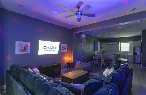 North Nashville House | 2 BACH PADS 🏨 SIDE BY SIDE | 🎱POOL TABLE | 🛌 SLEEPS 20 |🏙 NEAR DOWNTOWN