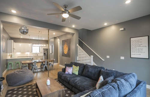 North Nashville House | 2 BACH PADS 🏨 SIDE BY SIDE | 🎱POOL TABLE | 🛌 SLEEPS 20 |🏙 NEAR DOWNTOWN