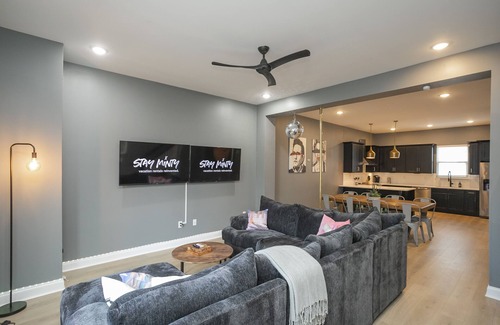 North Nashville House | 2 BACH PADS 🏨 SIDE BY SIDE | 🎱POOL TABLE | 🛌 SLEEPS 20 |🏙 NEAR DOWNTOWN