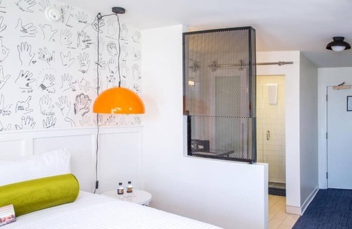 Venice Hotel | 2 Balcony Rooms w/City View | Rooftop | Beach Vibe | Free Breakfast Daily
