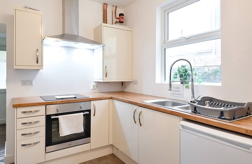 Port Talbot House | 2 Bathrooms, 5 Bedrooms, Available Parking