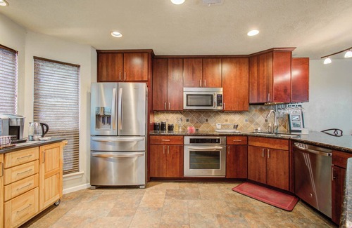 Nassau Bay House | 2 Bd/2.5 Ba Townhome near NASA!