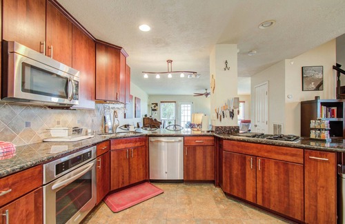 Nassau Bay House | 2 Bd/2.5 Ba Townhome near NASA!