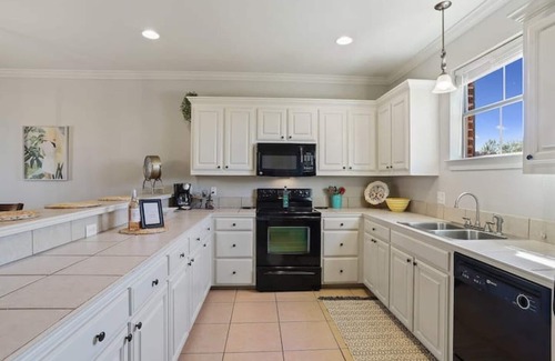 Highlands - Perkins Condo | 2-bd condo close to campus, free parking, sleeps 6