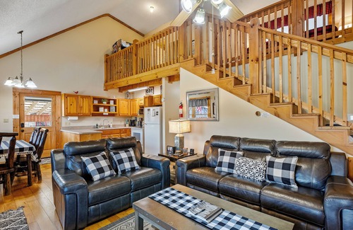 Knoxville Cabin | 2 bd Log Cabin, Hot tub, UTK/Neyland, Smokies, 16acres, FP, Arcade, Fishing