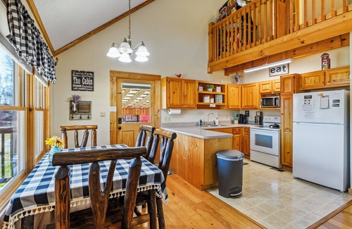 Knoxville Cabin | 2 bd Log Cabin, Hot tub, UTK/Neyland, Smokies, 16acres, FP, Arcade, Fishing