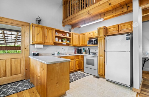 Knoxville Cabin | 2 bd Log Cabin, Hot tub, UTK/Neyland, Smokies, 16acres, FP, Arcade, Fishing
