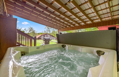 Knoxville Cabin | 2 bd Log Cabin, Hot tub, UTK/Neyland, Smokies, 16acres, FP, Arcade, Fishing