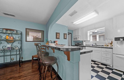 Tyler Cottage | 2 Bdr, 1 bath, 4 guests: Entire Cozy Cottage Historical Tyler Azalea District