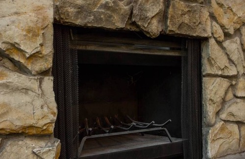 Libertyville Apartment | 2 Bdr Apt - King Bed - Walk to Dwntwn Libertyville