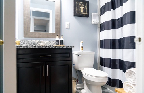 Baileys Crossroads Condo | 2-Bdr Condo, Free Parking , Self Check-In