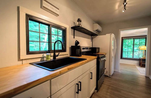 Hendersonville House | 2 BDR Cottage + Studio | 15 Min to Town | Free Tix