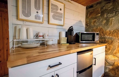 Hendersonville House | 2 BDR Cottage + Studio | 15 Min to Town | Free Tix